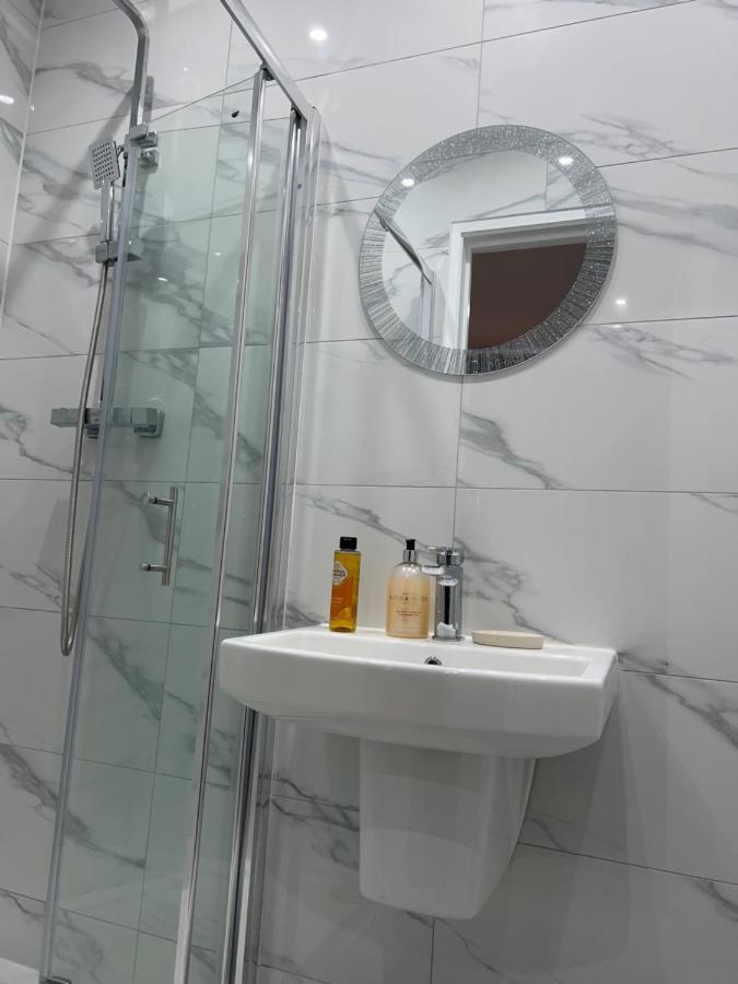 Hotel Grand Bleu - London - Next To Piccadilly Line Tube Station & Brand New Facilities Extérieur photo