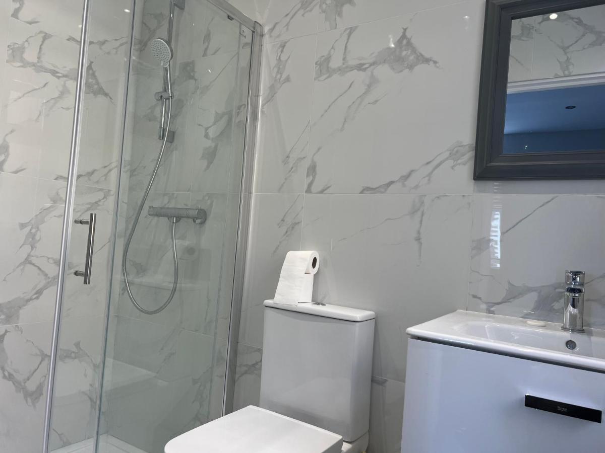 Hotel Grand Bleu - London - Next To Piccadilly Line Tube Station & Brand New Facilities Extérieur photo