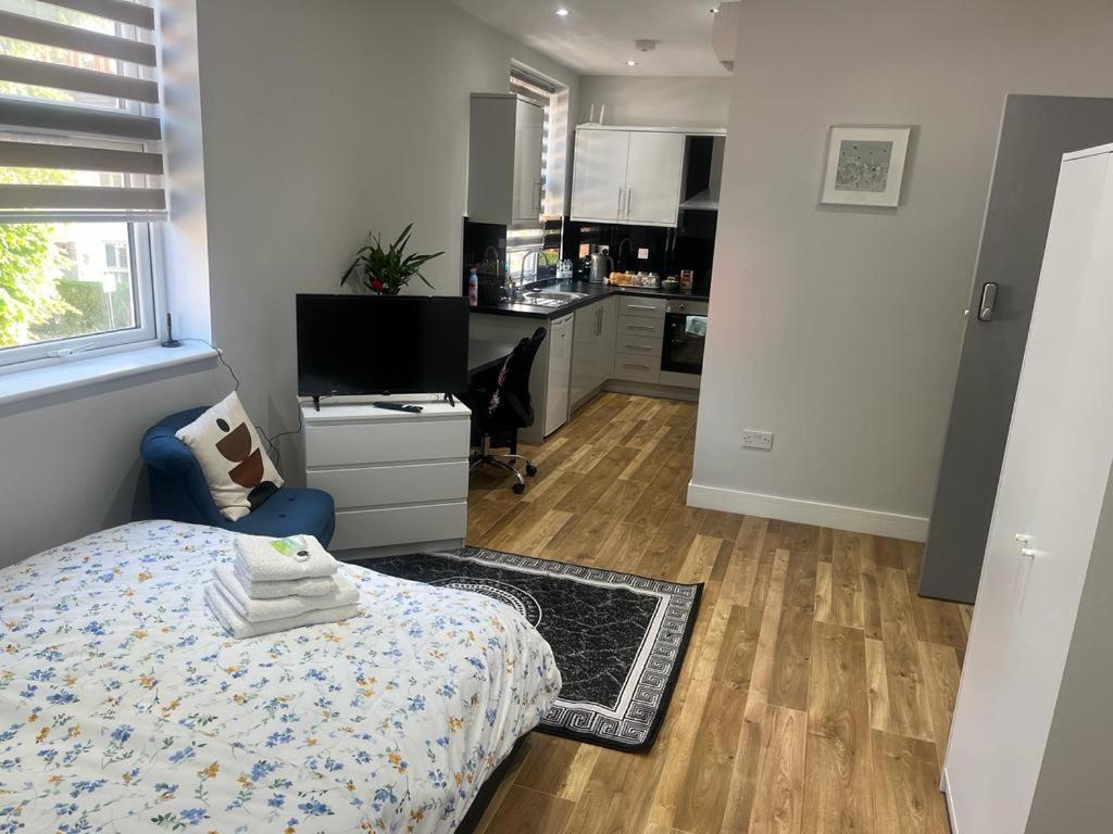 Hotel Grand Bleu - London - Next To Piccadilly Line Tube Station & Brand New Facilities Extérieur photo